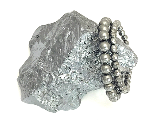 テラヘルツ鉱石の原石とブレスレット